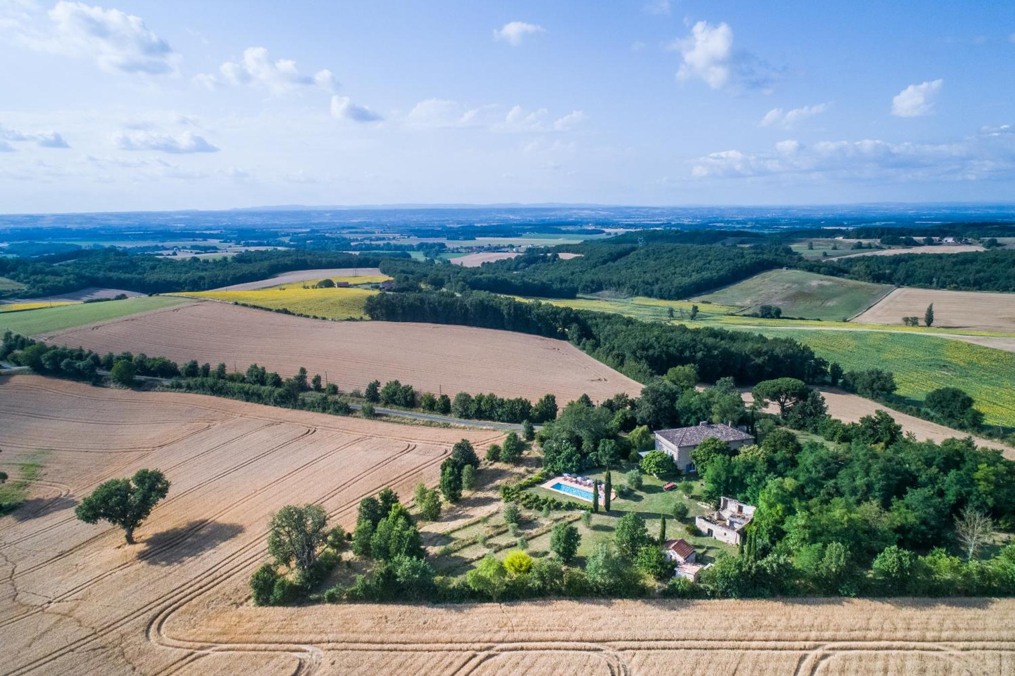 Au Mas Des Calmettes Bed & Breakfast Parisot  Bagian luar foto