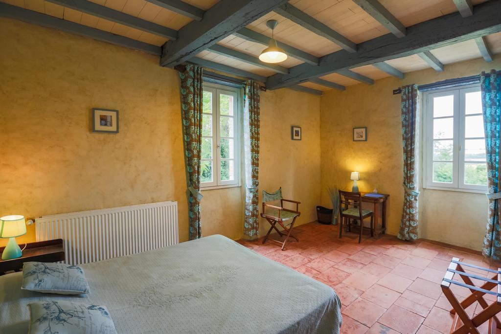 Au Mas Des Calmettes Bed & Breakfast Parisot  Bagian luar foto
