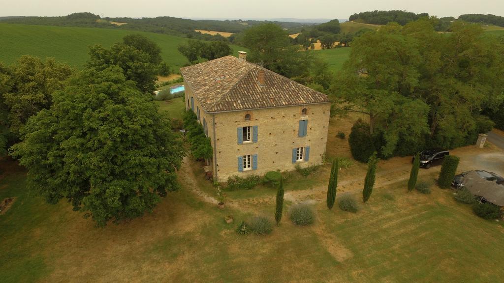 Au Mas Des Calmettes Bed & Breakfast Parisot  Bagian luar foto